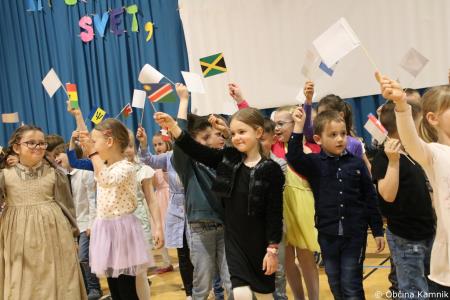 Otroci Osnovne šole Marije Vere Mi smo svet, mi smo otroci (37)